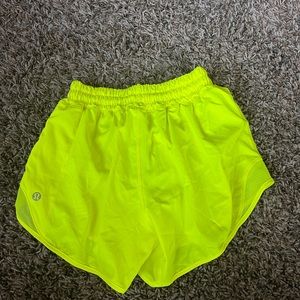 Lululemon hotty hot low rise size 2, 4in